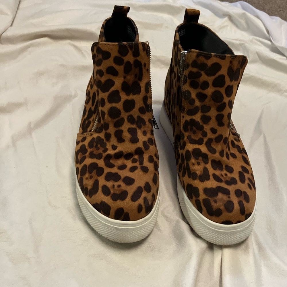 Leopard print cloth zip up sneaker bootie. Women’s 8.5W
